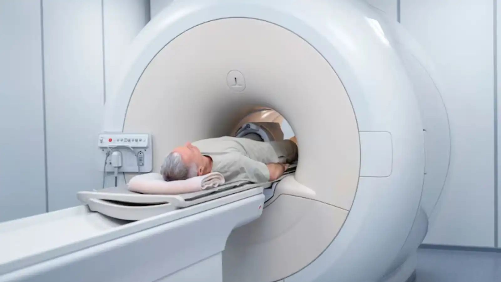 MRI मशीन में फंसे व्यक्ति की हालत गंभीर, मेटल चेन बनी हादसे की वजह