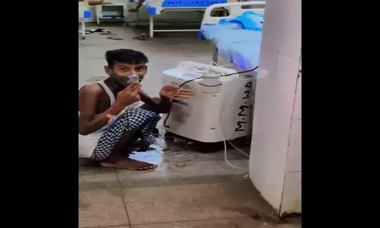 Azamgarh: जिला अस्पताल की शर्मनाक तस्वीर! मरीज को नहीं मिला बेड, फर्श पर दी गई ऑक्सीजन