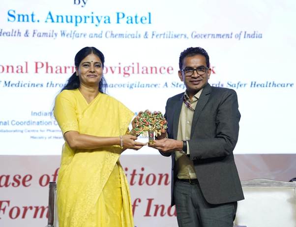 राष्ट्रीय फार्माकोविजिलेंस सप्ताह के कार्यक्रम में अनुप्रिया पटेल; आधिकारिक PIB तस्वीर