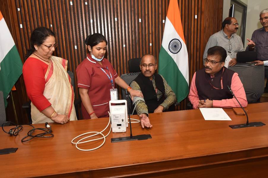 विधायी विभाग ने निवारक स्वास्थ्य देखभाल और कर्मचारी कल्याण को बढ़ावा देने के लिए ‘विशेष अभियान 6’ के अंतर्गत स्वास्थ्य जांच शिविर का आयोजन किया — इसी स्रोत की तस्वीर या इन्फोग्राफिक। सौजन्य: Press Information Bureau।