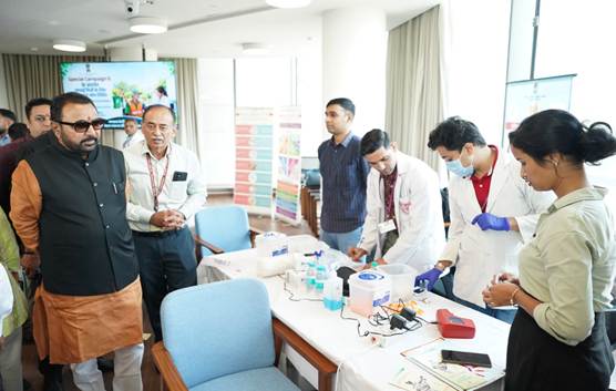 केंद्रीय स्वास्थ्य मंत्रालय ने विशेष अभियान 6.0 के तहत सफाई मित्रों के लिए स्वास्थ्य जांच शिविर और ‘संवाद’ कार्यक्रम आयोजित किया — इसी स्रोत की तस्वीर या इन्फोग्राफिक। सौजन्य: Press Information Bureau।